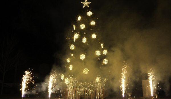 Kapčiamiestyje eglutės įžiebimo šventę lydėjo angeliškai krentančios snaigės ir širdis šildanti šventinė nuotaika