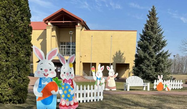 Meninė instaliacija kiemelyje „Spalvotų kiškučių fiesta“