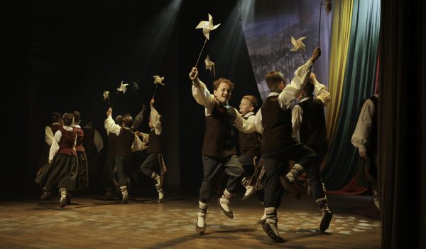 Lazdijų vaikai ir jaunimas Kovo 11-ąją pasitiko koncertu „Laisvė, telpanti delne“