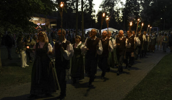 Veisiejų dvaro parke nuaidėjo dainų ir šokių festivalis „Švento Jono vakarėly“
