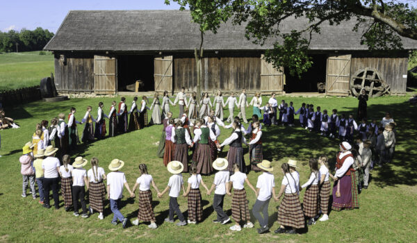 „Piemenėlių Sekminės“ ir vėl sukvietė vaikus bei jaunimą į Prano Dzūko sodybą kartu dainuoti, šokti ir puoselėti gyvąsias tradicijas